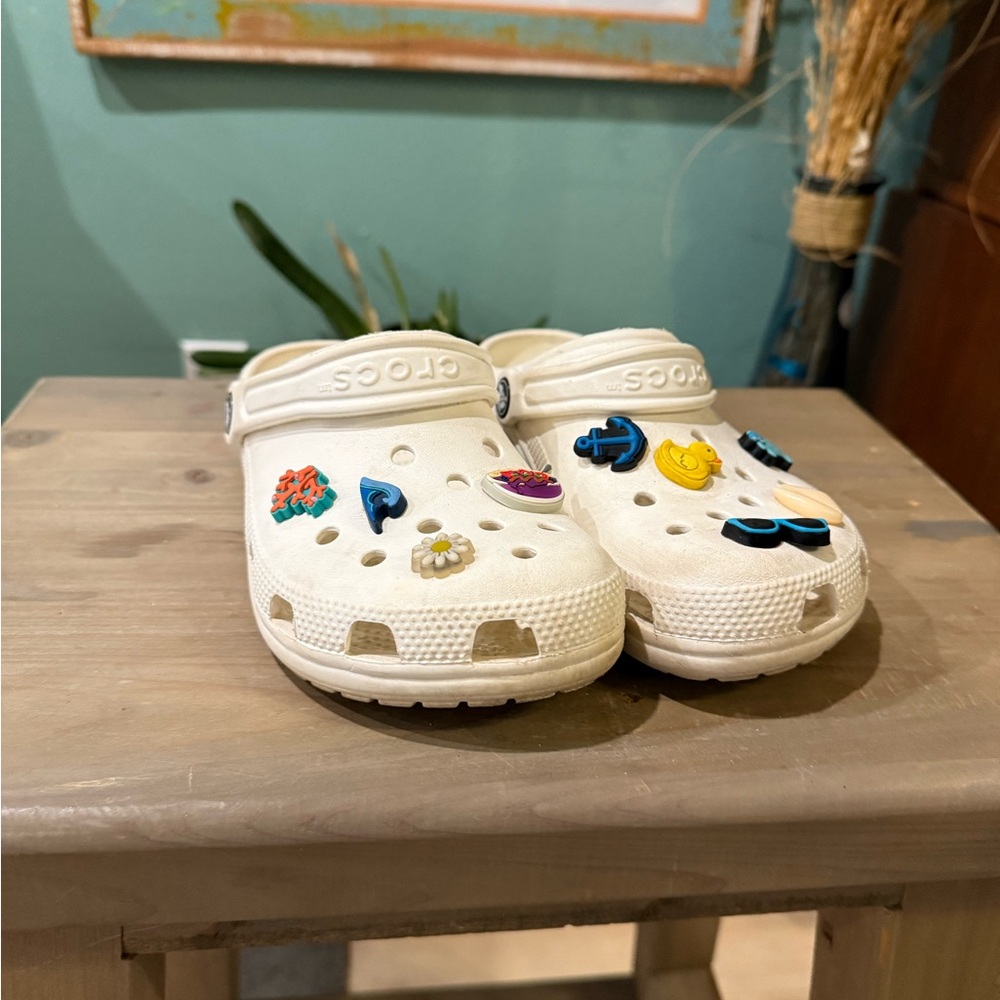 kids white crocs
comes with all gibbets shown